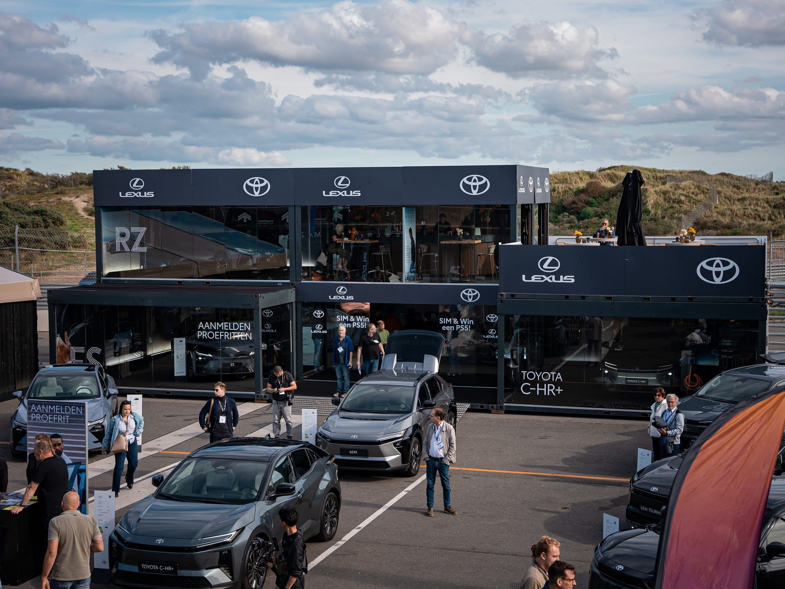 Dubbeldeks opvouwbare WEFOLDIT-structuur met merkbranding van Lexus en Toyota op Circuit Zandvoort