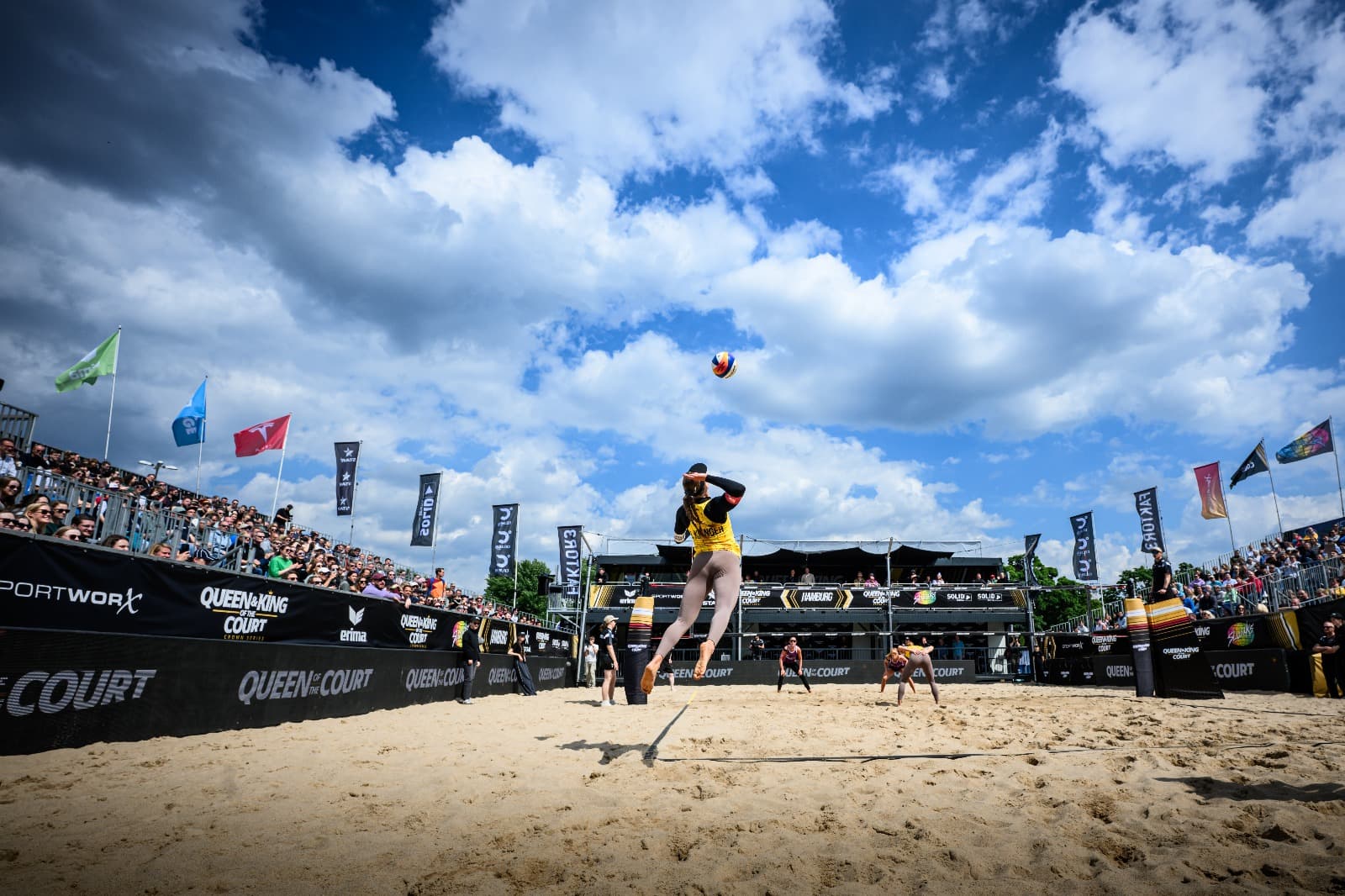 Dubbeldeks opvouwbare WeFoldIt-structuur met bar op festival A Day at the Park