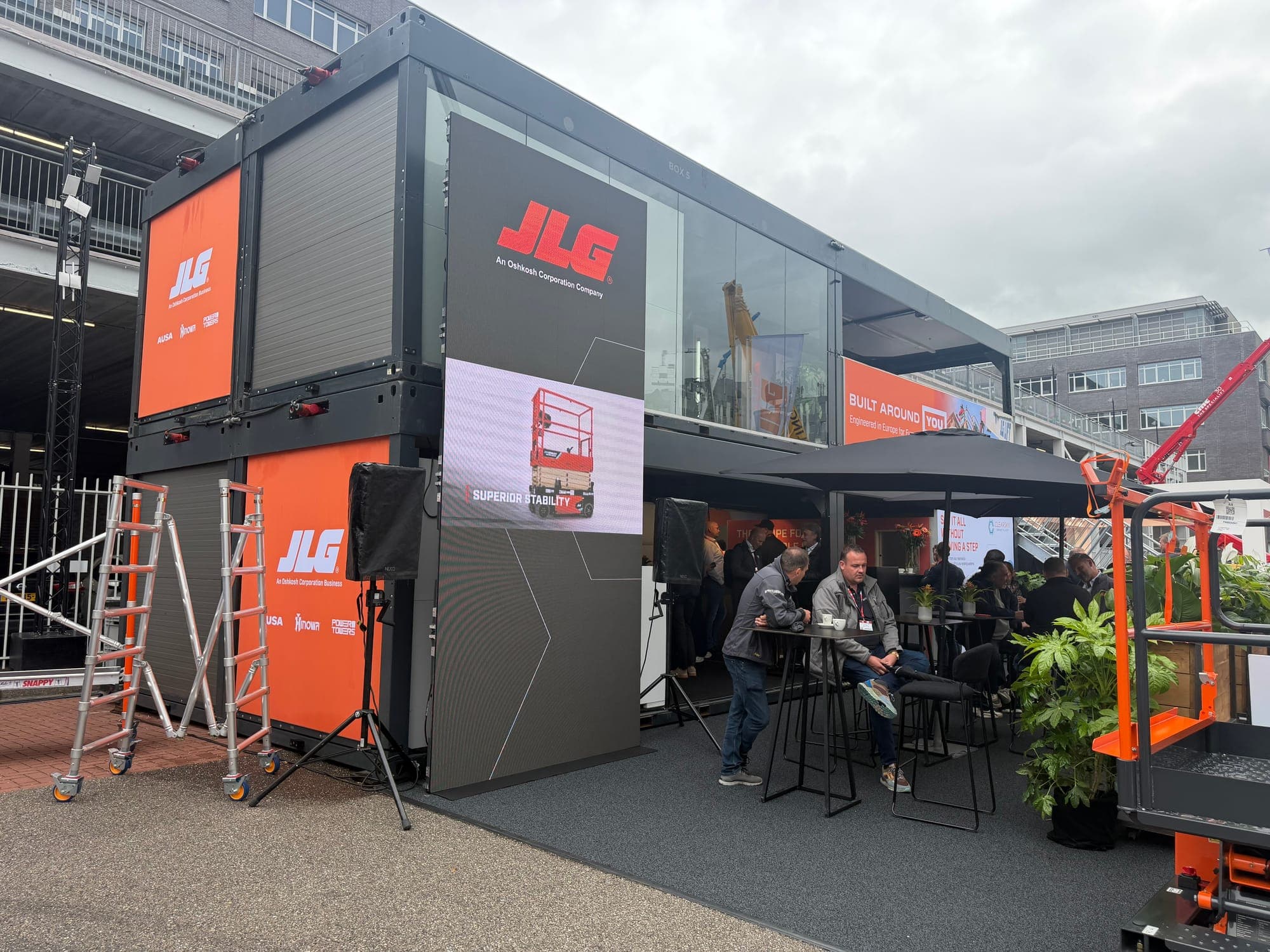 Dubbeldeks WeFoldIt-beursstand voor Holmatro op Interschutz Hannover