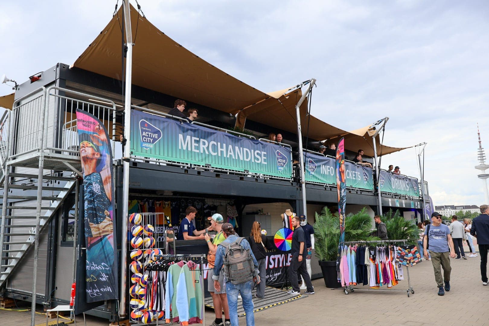Opvouwbare WeFoldIt-units met bar op een festivalterrein