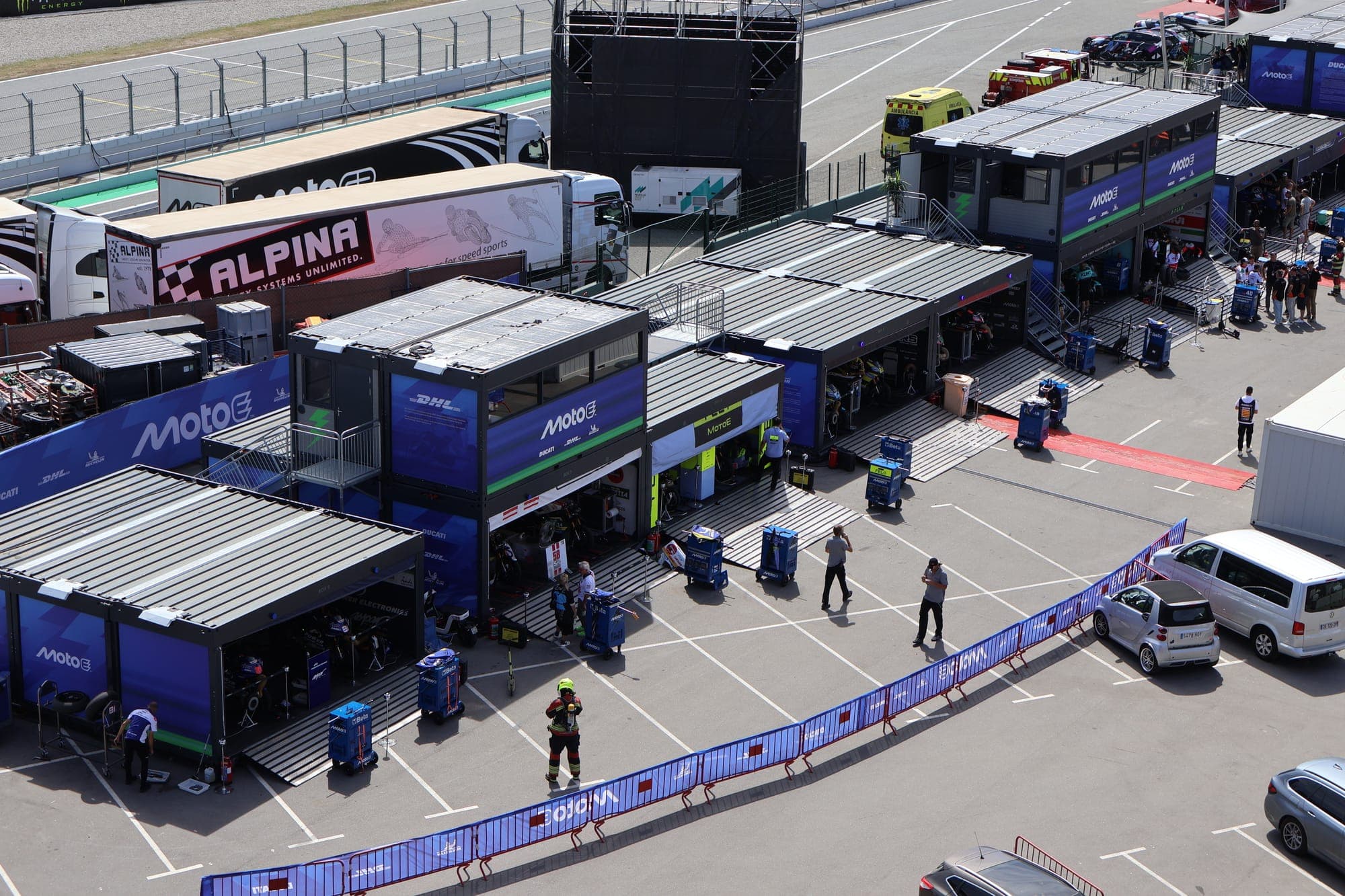 WeFoldIt paddock- en hospitality-structuur op een circuit