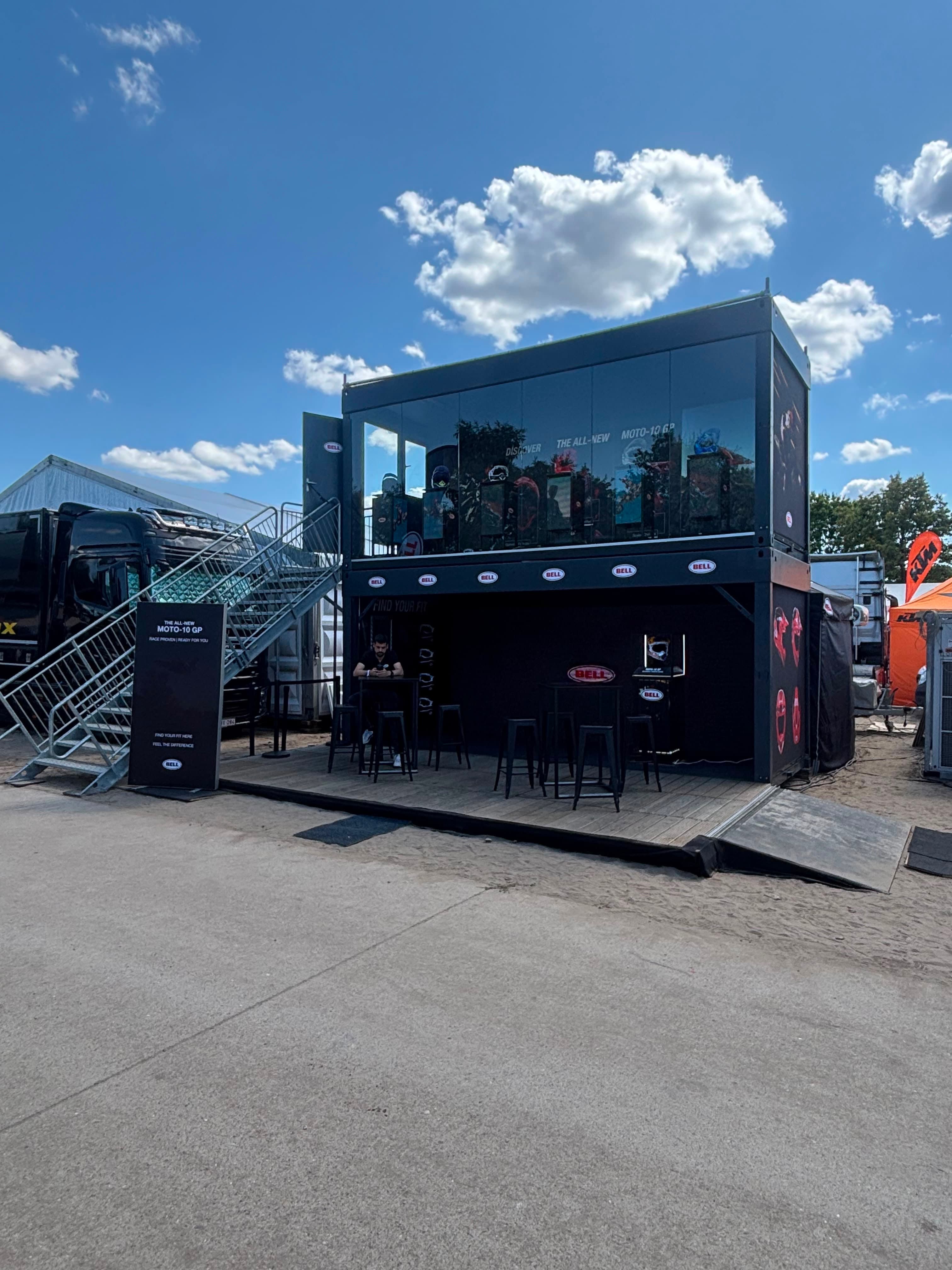Dubbellaagse showstructuur voor BELL op MXGP Lommel