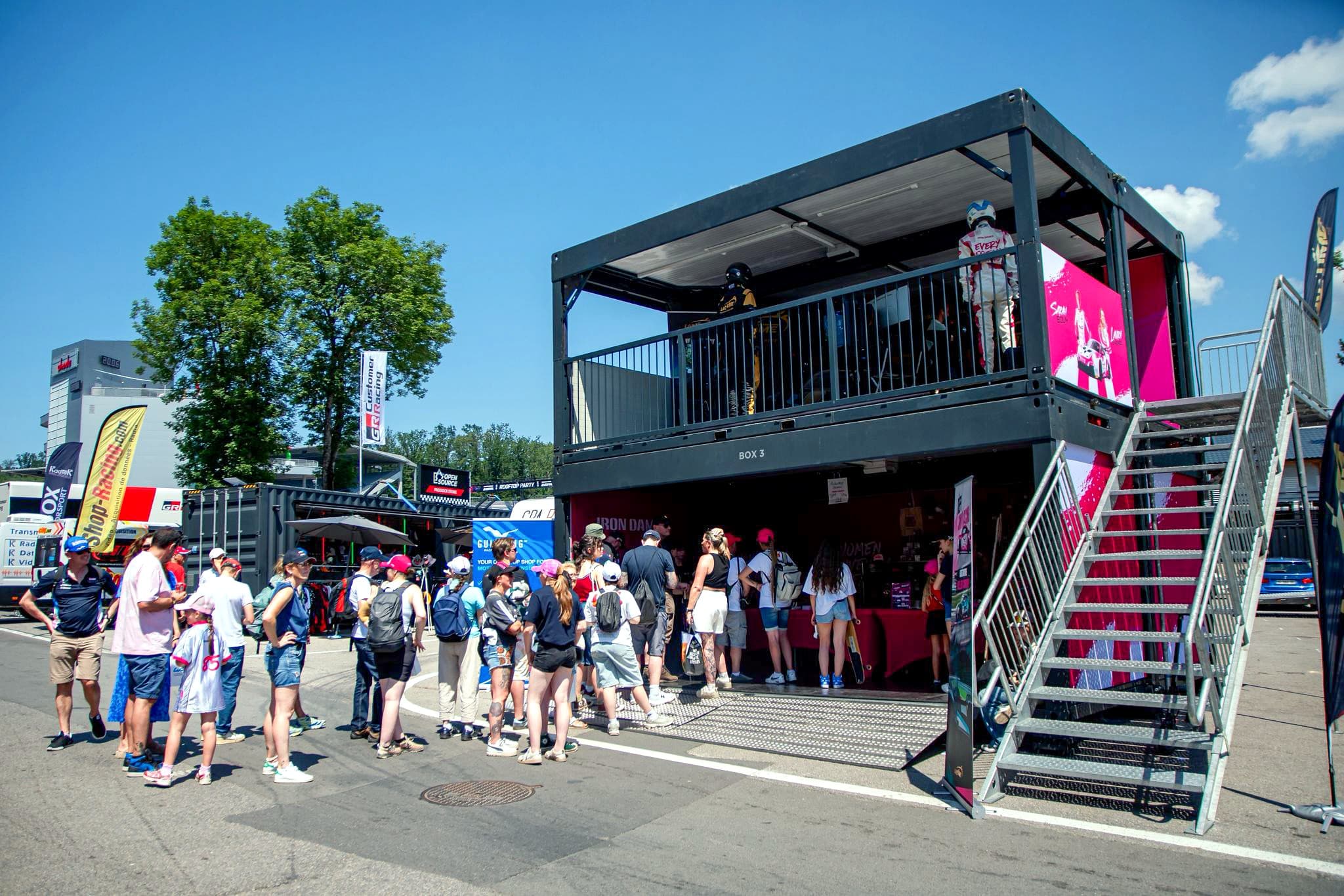 Dubbellaagse hospitality-structuur voor Iron Dames tijdens de 24H of Spa
