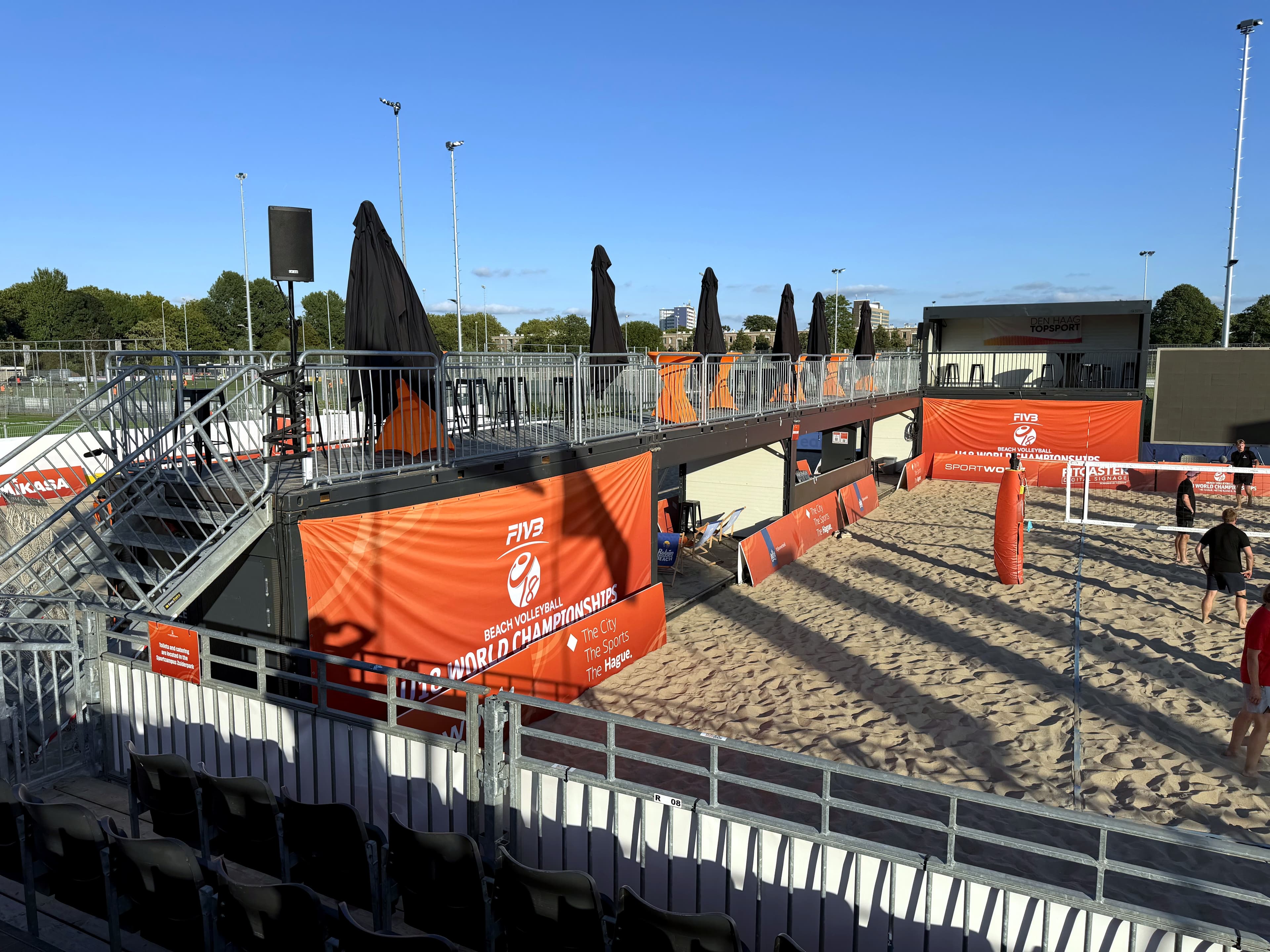 WK U18 Beachvolleybal Den Haag: multifunctionele units langs de velden