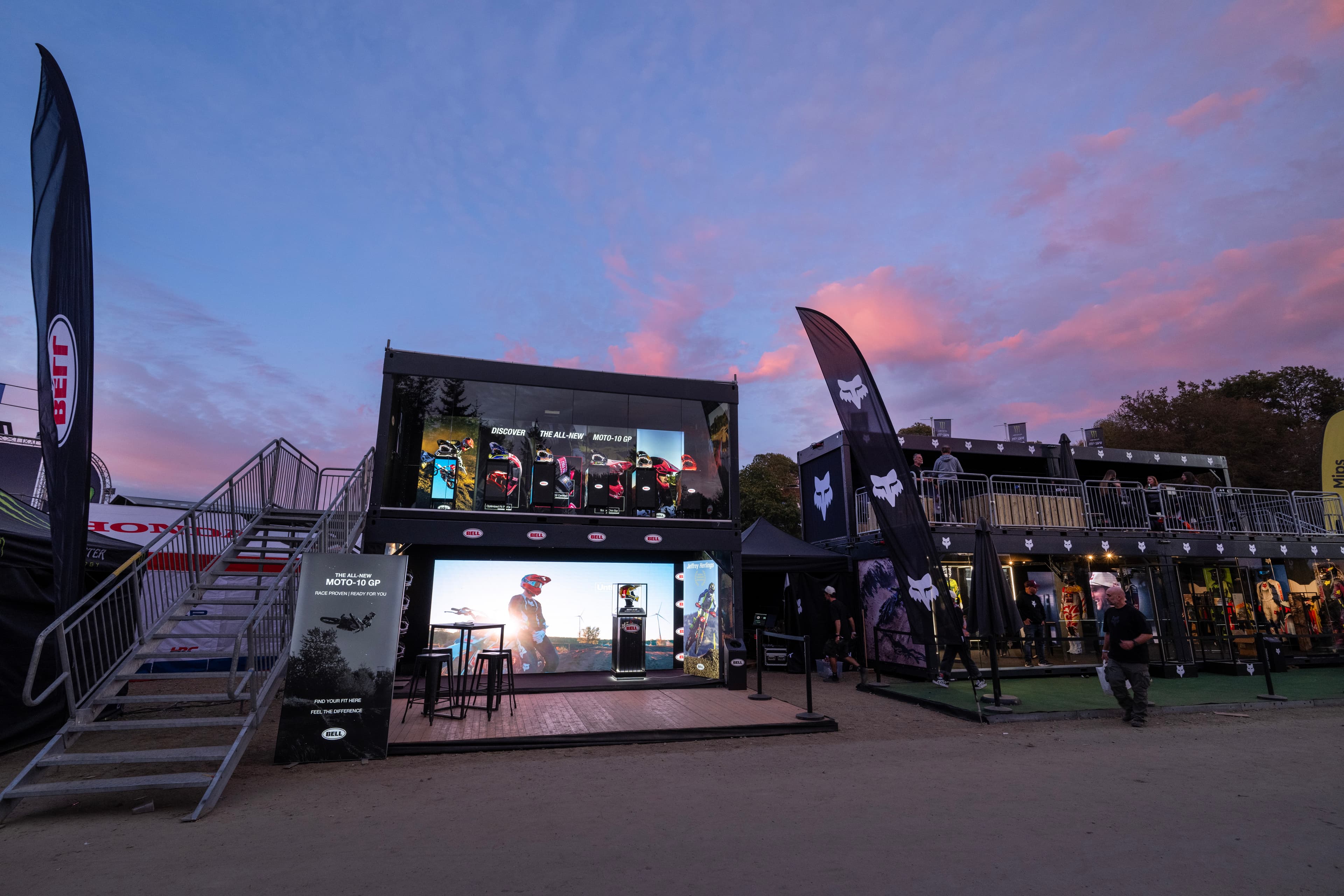 Modulaire bar-units op festivalterrein bij zonsondergang