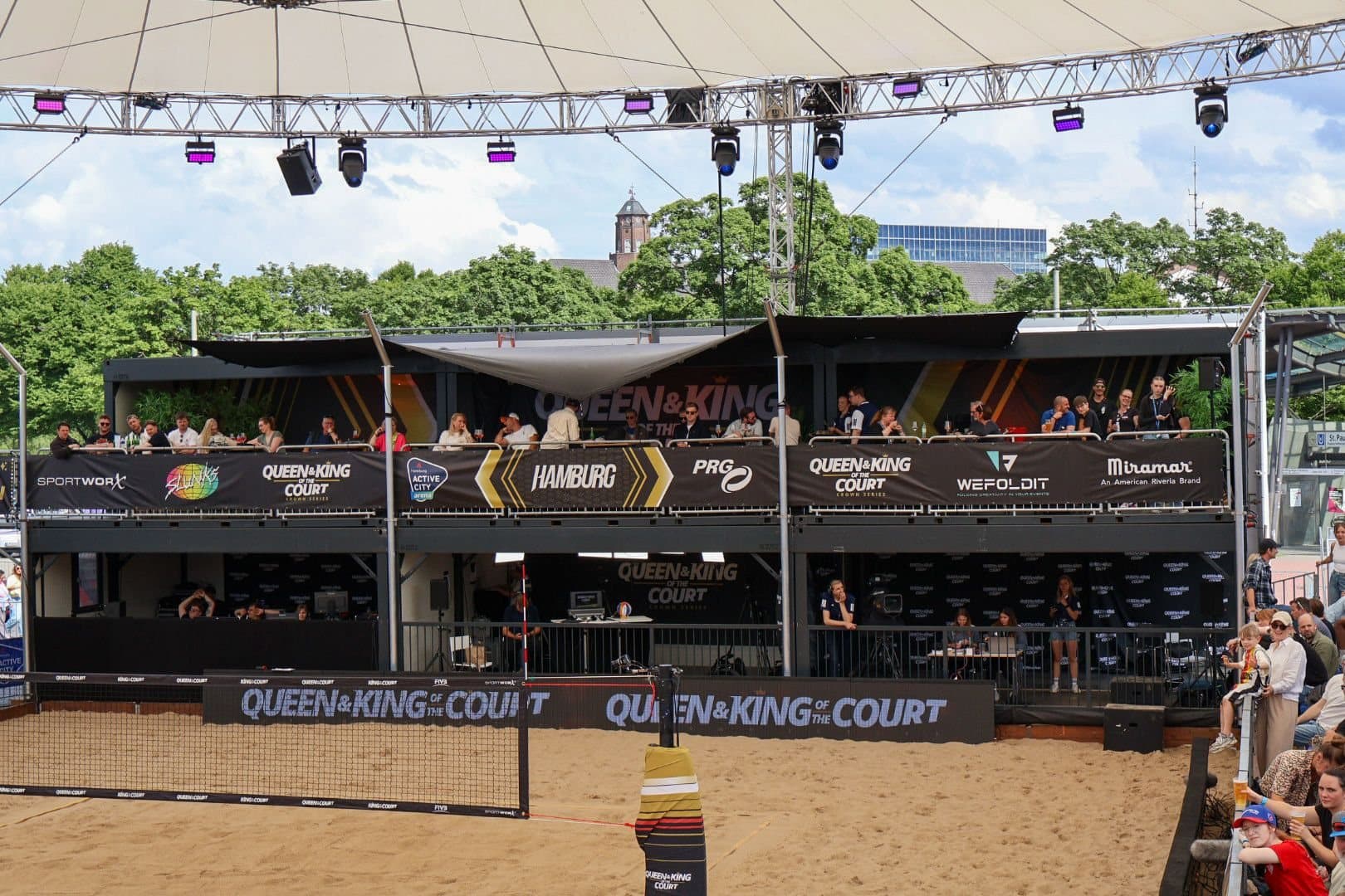 Dubbeldeks WEFOLDIT tribune- en productie-unit langs het beachvolleybalveld van Queen en King of the Court in Hamburg