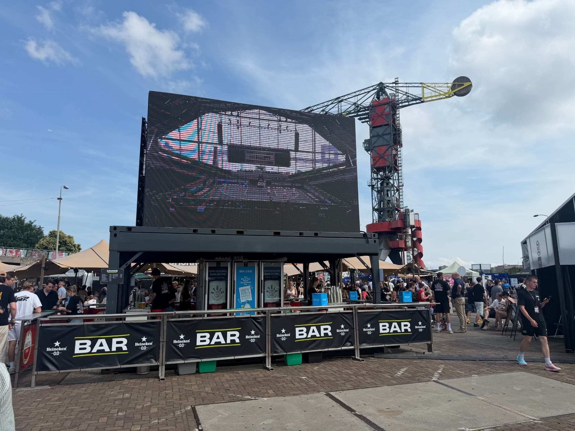 WEFOLDIT bar-unit op een festival met LED-scherm op het dak en Heineken-branding langs de tap