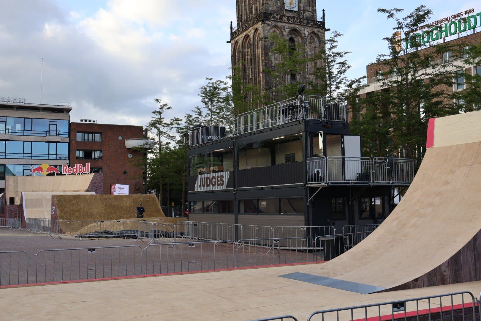 Dubbeldeks WEFOLDIT unit als jury- en productieruimte bij een BMX-wedstrijd op de Grote Markt in Groningen