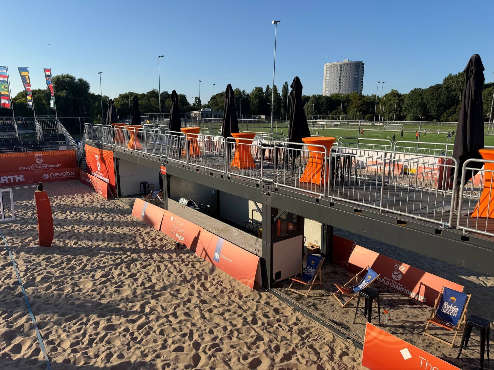 Geschakelde WEFOLDIT units met dakterras langs het beachvolleybalveld van het WK U18 in Den Haag