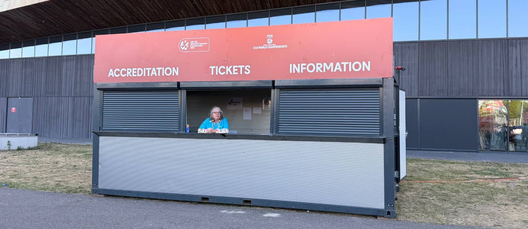 WEFOLDIT verkoop-unit als ticket- en informatiebalie bij een volleybaltoernooi, met rolluiken en brandingpaneel